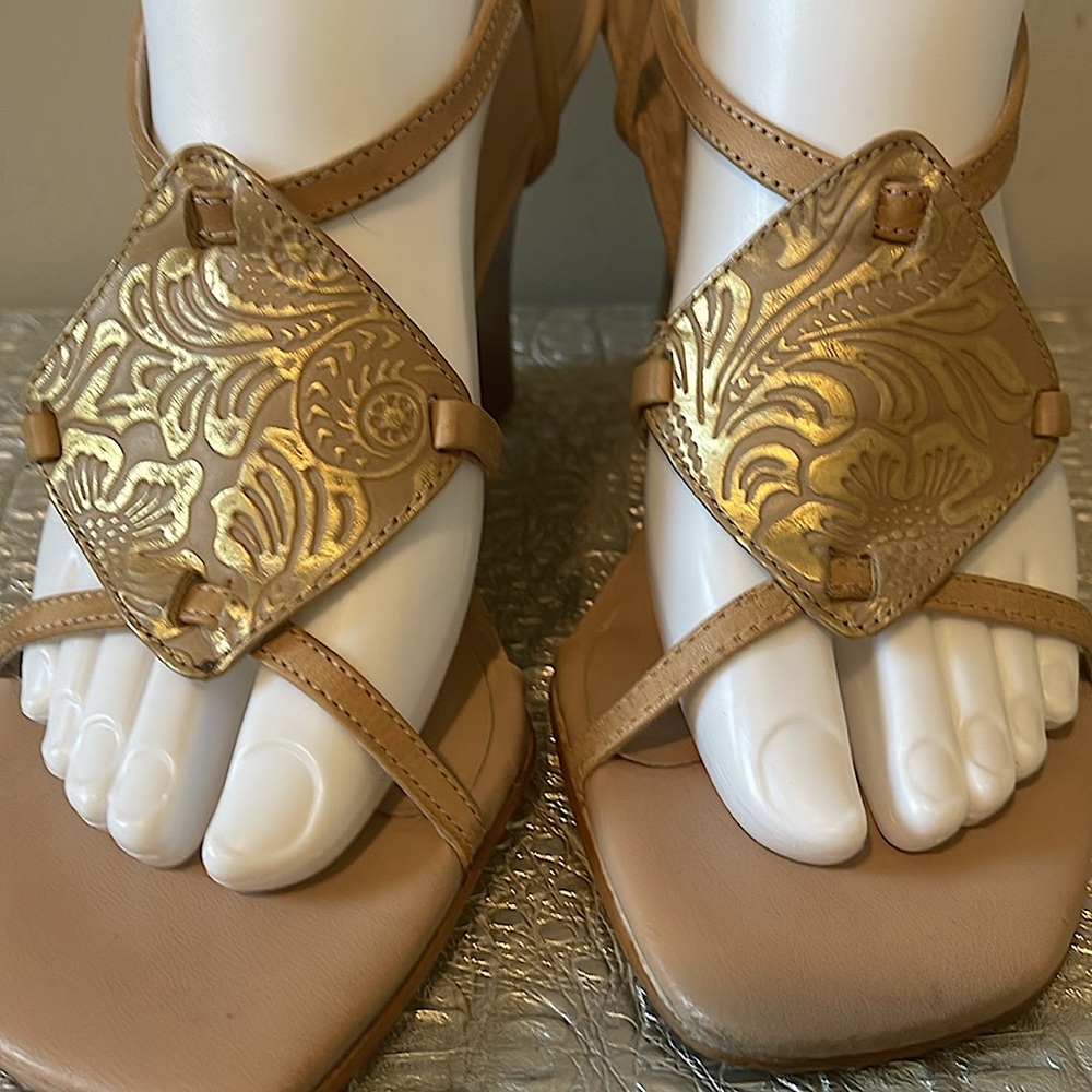 EUC CARLOS by Carlos Santana Tan Leather Sandals w/Gold Embossed Accents, Size 7